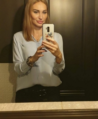 Живу в Москве, где доставлю тебе незабываемое удовольствие. Я всегда готова сделать твои фантазии реальностью. У меня много разных услуг, которые помогут тебе расслабиться и насладиться моментом. Мои возможности безграничны, я готова на все, чтобы ты был счастлив. Отзывы моих клиентов говорят о моей профессиональности и нежности. Мои фото подтверждают мою красоту и сексуальность. Обещаю, что время, проведенное со мной, станет самым ярким и запоминающимся в твоей жизни. Жду встречи с нетерпением! 😘🔥🌟 Дина