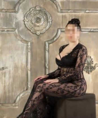 В моих объятиях ты найдешь уют и страсть, ласку и безудержное вожделение. Я знаю, как исполнить все твои сокровенные желания и фантазии. Мои услуги простираются от классики до экзотики, от массажа до ролевых игр. Забудь обо всем остальном, оставься только ты и я. У меня есть отличные отзывы, подтверждающие мою профессионализм и очарование. Смело просмотри мои фотографии и узнай, что такое истинное наслаждение. Жду тебя в Москве, чтобы наши встречи стали незабываемыми воспоминаниями. 😉🌸🔥 Алия
